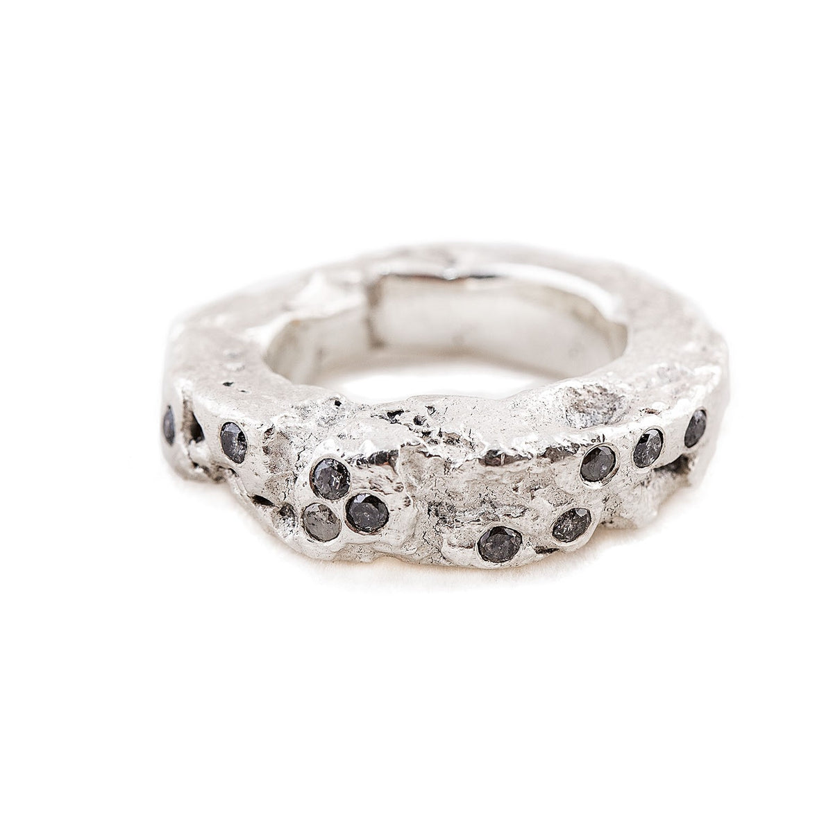 Terrain ring set with grey diamonds