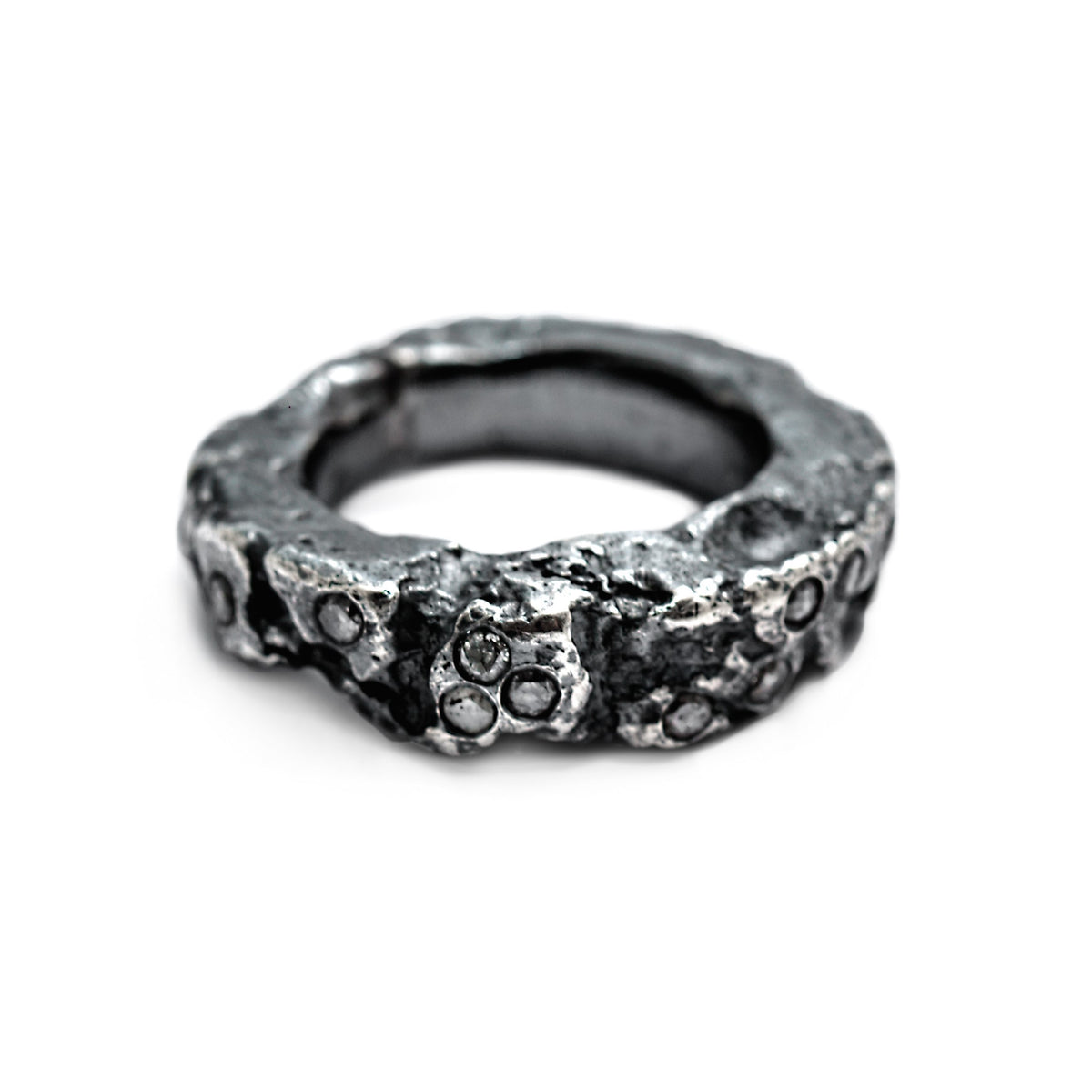 Terrain ring set with grey diamonds